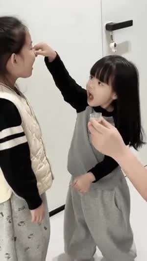 언니 약먹는거 도와주는 동생.gif