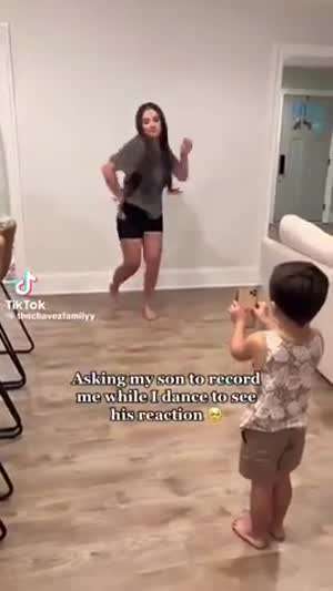 소리] 아들에게 춤추는 모습을 찍어달라고 하고 셀카로 돌려놓은...mp4