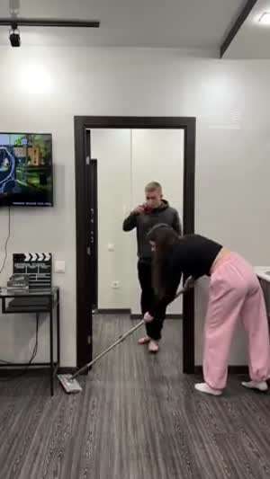 청소하는데 방해하면 안되지