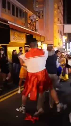 마법소년 세일러문에 제압당하는 외국인