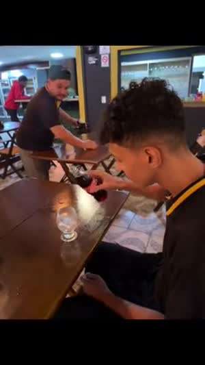 손님이 음료수 흘릴 거 같아서 쳐다보는 직원