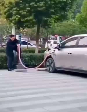 울리쌀람 케이블에 남은 전기 한 방울까지 짜서 넣는다해