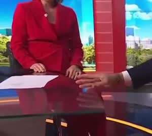 생방송 아침TV 프로그램에서 뜻밖의 재능을 공개한 MC