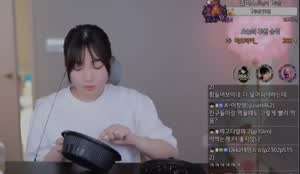 입이 엄청 큰 한 입녀.mp4