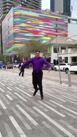 길거리에서 퍼포먼스하는 행님