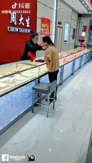 놀래라... 튀는거 아니었어??