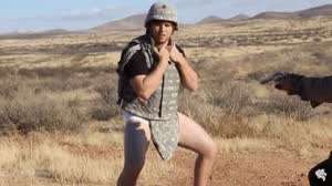 방탄 낭심 보호대를 테스트 하는 미국인.gif