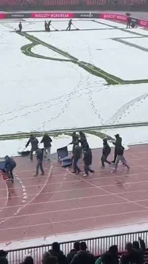 눈 때문에 경기가 지연되자 경기장에 난입한 관중들