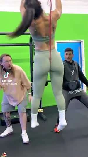 거기 냄새를 왜 맡냐?