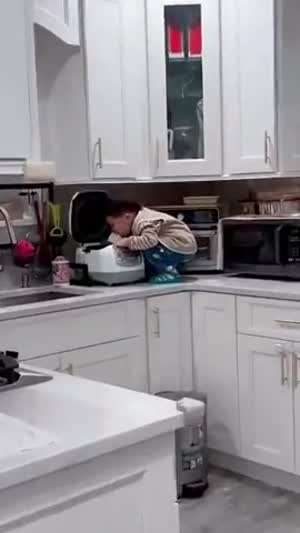 애기 배고프다 밥상 좀 차려라.