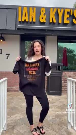 유명한 피자가게 눈나.gif