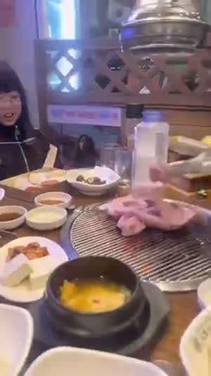 움직이는 장어구이 본 츄리닝소녀 표정.mp4