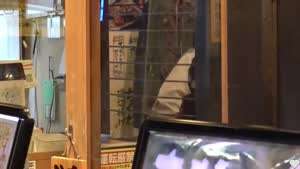 술먹고 눈 오는 일본거리를 뛰어가는 아저씨 둘