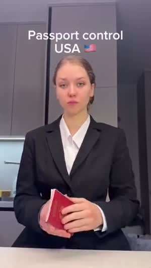 미국의 입국 심사관이 보는 미국인과 러시아인