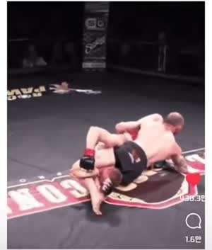 고급 기술 사용하는 격투기 선수.gif