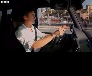 오일스러운 두바이 도로의 일상.