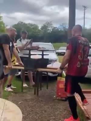 소나기 피해서 바베큐 화덕 옮기는 중...