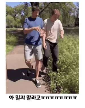 본인 이야기 하는 거에 빠져서 옆사람을 구석으로 몰아붙이는 사람