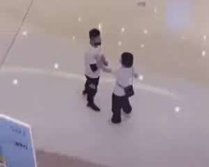 울먹이는 여자친구를 보고 욕망을 참지 못한 남자