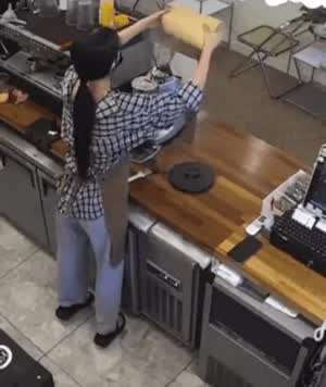 카페 알바는 완전히 멘탈이 나가버렸습니다.