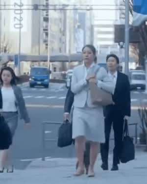 출근 도중 실신해 쓰러지는 여성