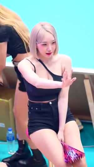 배구공에 맞은 치어리더