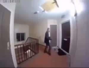 X] 야밤에 소리지르고 남의 집에 발로 차고 문 부수려는 남자의 최후.twt