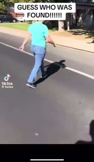 잃어버렸던 앵무새를 만난 주인