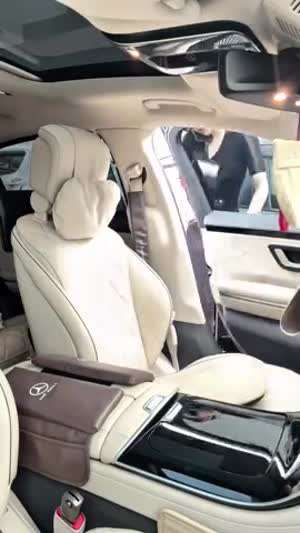 차 안에서 빠르게 환복하는 그녀