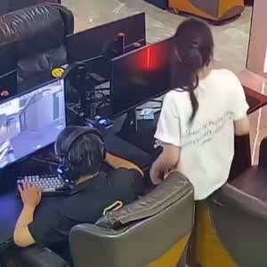 피시방에서 컴퓨터 키는 옆사람 구경하기