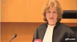 판사에게 의자 집어던진 어느 유가족