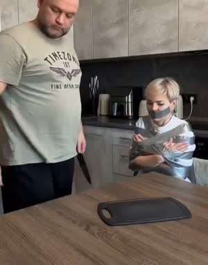 여성을 테이프로 묶어놓고 고문하는 남성.mp4