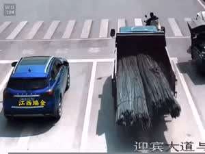 중국 철근 과적 차량의 최후