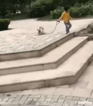 쇠사슬을 질질 끌고가는 아저씨