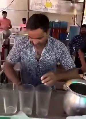 본인이 손 빠른 줄 아는 카페 직원.gif