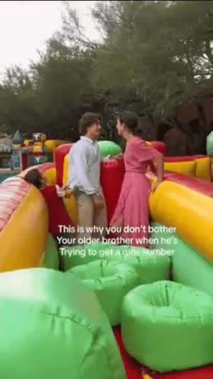 여자 번호 좀 따려는데 남동생이 계속 징징거리면