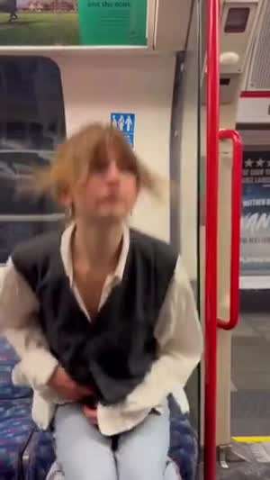 지하철에서 앞에 앉은 여자랑 눈 마주치기