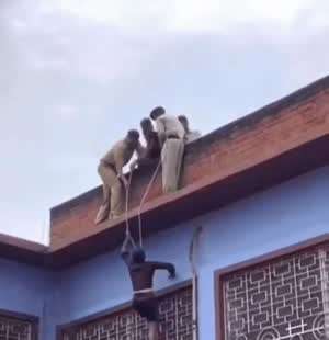 사람을 구하는 인도경찰