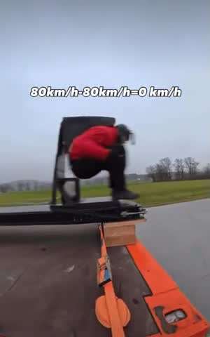 80km/h로 달리는 차에서 뛰어내리기