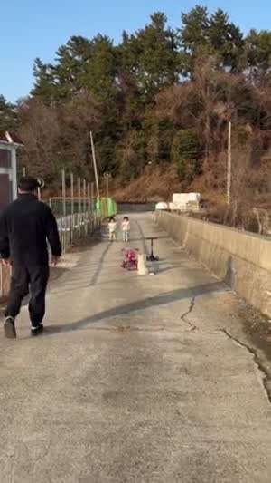 쌍둥이 동시에 뛰는게 넘 귀여워