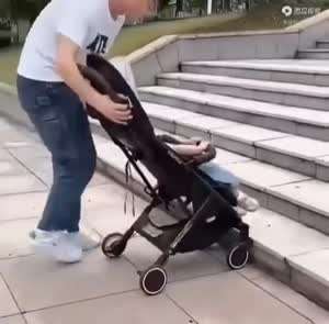 유모차로 계단오르는 방법