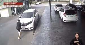 갑자기 혼자 움직이는 차량은 몸으로 막아내는 남자