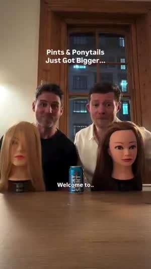 술집에서 비밀스런 모임을 가지는 영국 아빠들