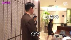 스트레칭 하는데 키가 작아서 유나에게 미안하다는 지원.MP4