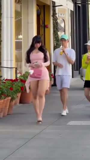 여친이랑 키스하면서 눈은 다른여자한테로