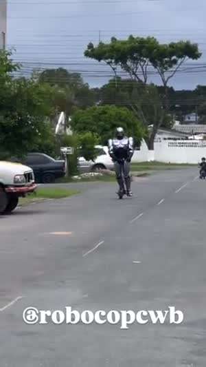 킥보드 타는 로보캅