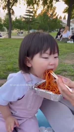 스파게티를 맛있게 하는 커여운 아기