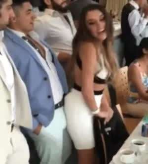 의자도 있는데 굳이 서서 보는 이유.gif