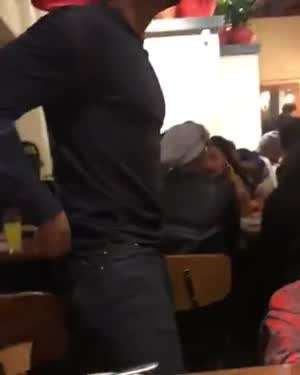 치킨 먹다가 일어나 소리지른 손님