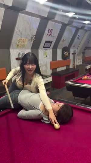 여자들 당구에서 이렇게 놀아요